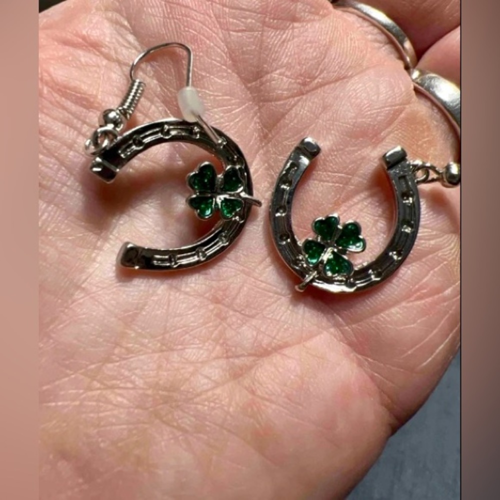🍀 Lucky Horseshoe Earrings NWT - Picture 6 of 9